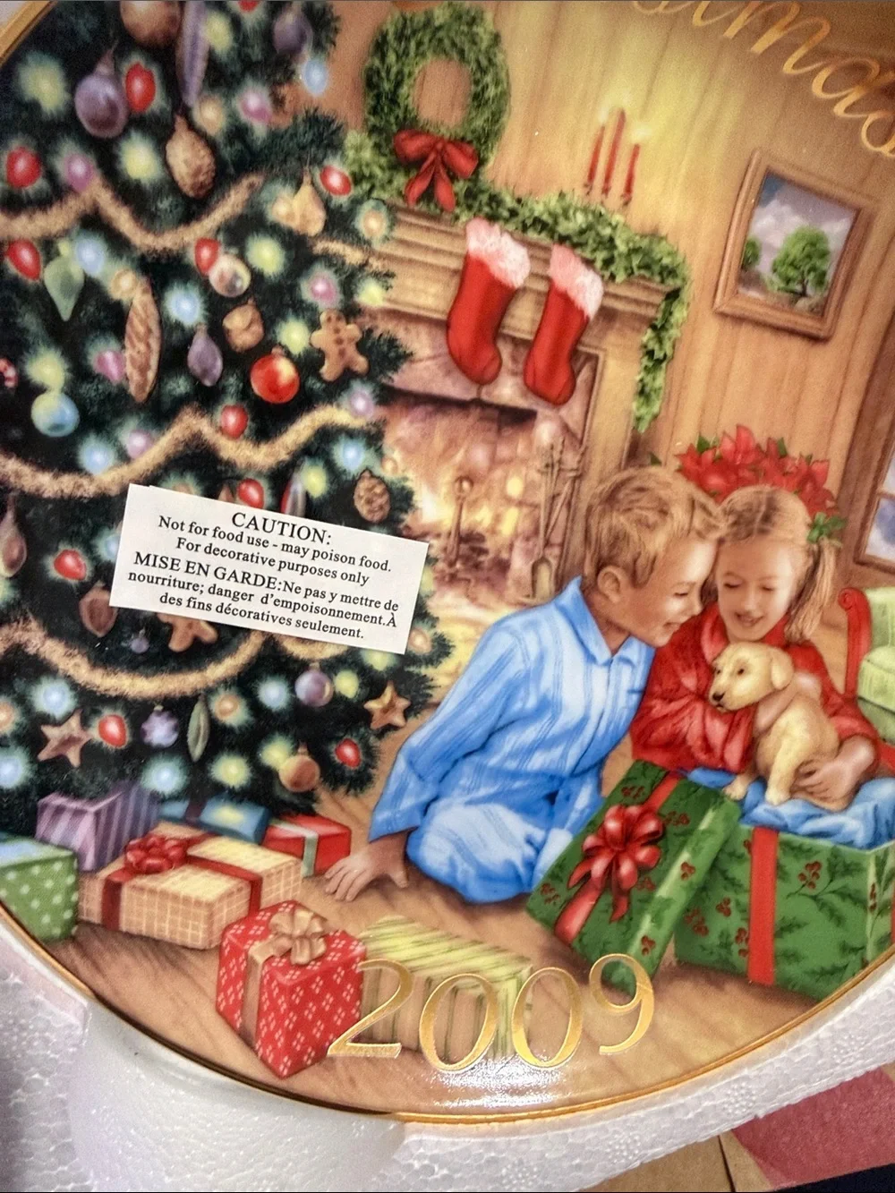 Avon 2009 Holiday Decorative Collector Plate - 22k Hold rim.